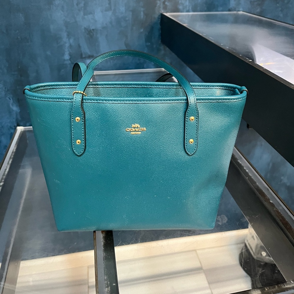 Turquoise Coach Purse
Almost New! Used one time!